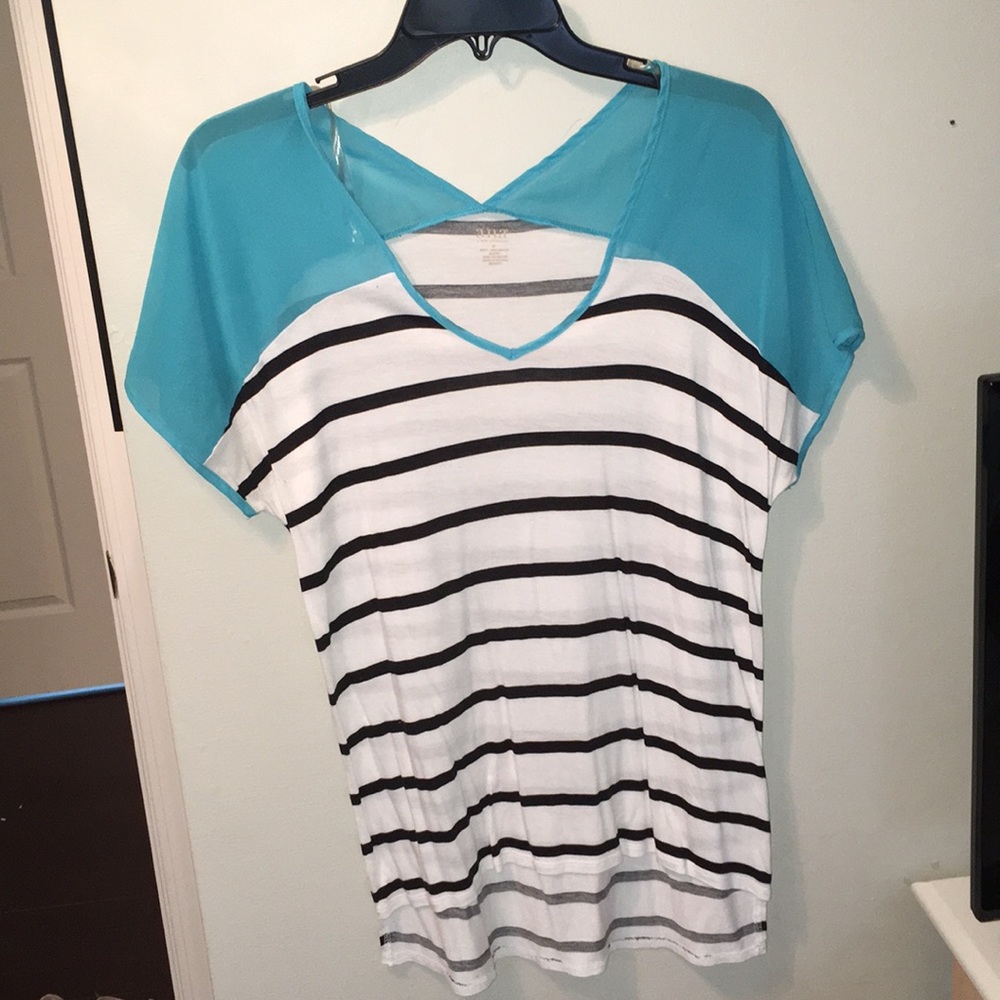 Juniors Size M V-Neck top